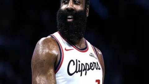 《阿扎尔独抒己见：拒绝追随C罗步伐，英超战场或现“梅内双星”新篇章》